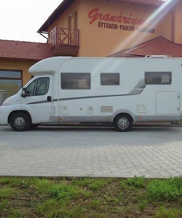 Lakóautó parkoló