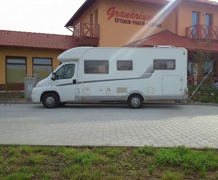 Lakóautó parkoló